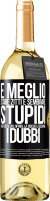 29,95 € Spedizione Gratuita | Vino bianco Edizione WHITE È meglio stare zitti e sembrare stupidi, piuttosto che aprire la bocca e dissipare i dubbi Etichetta Nera. Etichetta personalizzabile Vino giovane Raccogliere 2024 Verdejo