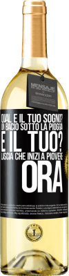 29,95 € Spedizione Gratuita | Vino bianco Edizione WHITE qual è il tuo sogno? Un bacio sotto la pioggia E il tuo? Lascia che inizi a piovere ora Etichetta Nera. Etichetta personalizzabile Vino giovane Raccogliere 2024 Verdejo