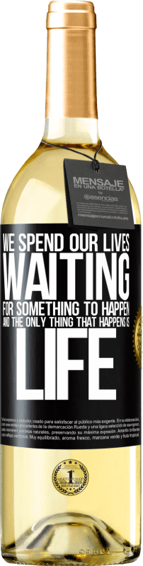 29,95 € Бесплатная доставка | Белое вино Издание WHITE Мы проводим свою жизнь в ожидании чего-то, и единственное, что происходит, это жизнь Черная метка. Настраиваемая этикетка Молодое вино Урожай 2023 Verdejo