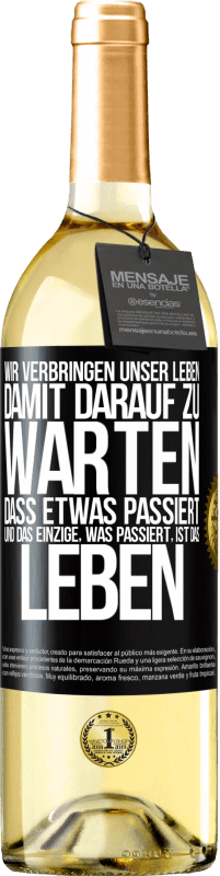 29,95 € Kostenloser Versand | Weißwein WHITE Ausgabe Wir verbringen unser Leben damit, darauf zu warten, dass etwas passiert, und das Einzige, was passiert, ist das Leben Schwarzes Etikett. Anpassbares Etikett Junger Wein Ernte 2024 Verdejo