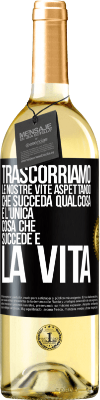 29,95 € Spedizione Gratuita | Vino bianco Edizione WHITE Trascorriamo le nostre vite aspettando che succeda qualcosa e l'unica cosa che succede è la vita Etichetta Nera. Etichetta personalizzabile Vino giovane Raccogliere 2024 Verdejo