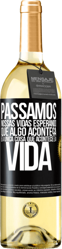 29,95 € Envio grátis | Vinho branco Edição WHITE Passamos nossas vidas esperando que algo aconteça, e a única coisa que acontece é a vida Etiqueta Preta. Etiqueta personalizável Vinho jovem Colheita 2023 Verdejo