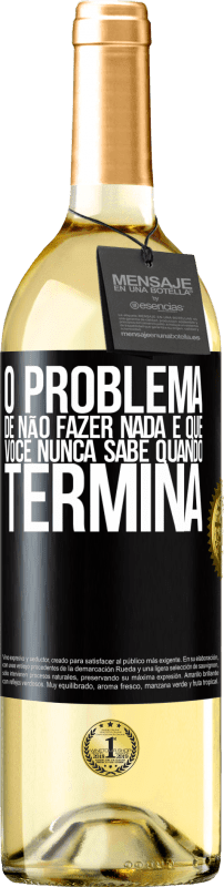 29,95 € Envio grátis | Vinho branco Edição WHITE O problema de não fazer nada é que você nunca sabe quando termina Etiqueta Preta. Etiqueta personalizável Vinho jovem Colheita 2024 Verdejo