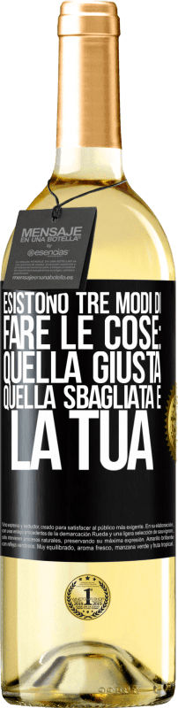 29,95 € Spedizione Gratuita | Vino bianco Edizione WHITE Esistono tre modi di fare le cose: quella giusta, quella sbagliata e la tua Etichetta Nera. Etichetta personalizzabile Vino giovane Raccogliere 2024 Verdejo