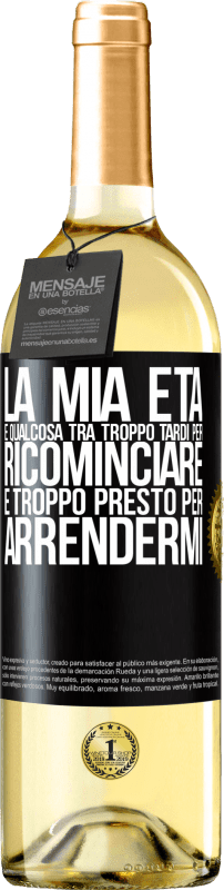 29,95 € Spedizione Gratuita | Vino bianco Edizione WHITE La mia età è qualcosa tra ... Troppo tardi per ricominciare e ... troppo presto per arrendermi Etichetta Nera. Etichetta personalizzabile Vino giovane Raccogliere 2024 Verdejo