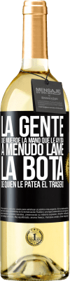 29,95 € Envío gratis | Vino Blanco Edición WHITE La gente que muerde la mano que le ayuda, a menudo lame la bota de quien le patea el trasero Etiqueta Negra. Etiqueta personalizable Vino joven Cosecha 2023 Verdejo