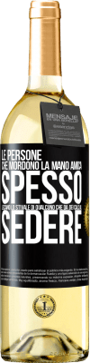 29,95 € Spedizione Gratuita | Vino bianco Edizione WHITE Le persone che mordono la mano amica, spesso leccano lo stivale di qualcuno che dà dei calci al sedere Etichetta Nera. Etichetta personalizzabile Vino giovane Raccogliere 2023 Verdejo