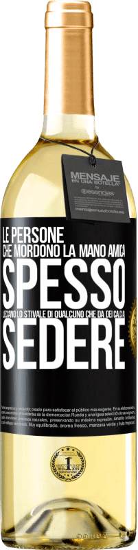 29,95 € Spedizione Gratuita | Vino bianco Edizione WHITE Le persone che mordono la mano amica, spesso leccano lo stivale di qualcuno che dà dei calci al sedere Etichetta Nera. Etichetta personalizzabile Vino giovane Raccogliere 2024 Verdejo