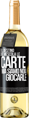 29,95 € Spedizione Gratuita | Vino bianco Edizione WHITE È il destino che mescola le carte, ma siamo noi a giocarle Etichetta Nera. Etichetta personalizzabile Vino giovane Raccogliere 2023 Verdejo