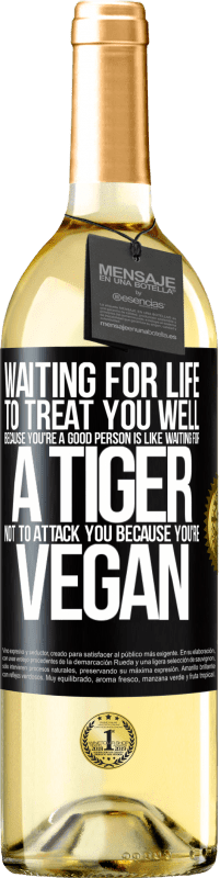 29,95 € Бесплатная доставка | Белое вино Издание WHITE Ожидание жизни, чтобы относиться к тебе хорошо, потому что ты хороший человек, все равно что ждать, пока тигр не нападет на Черная метка. Настраиваемая этикетка Молодое вино Урожай 2023 Verdejo