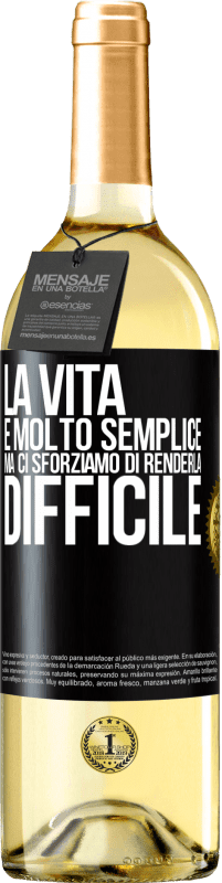 29,95 € Spedizione Gratuita | Vino bianco Edizione WHITE La vita è molto semplice, ma ci sforziamo di renderla difficile Etichetta Nera. Etichetta personalizzabile Vino giovane Raccogliere 2024 Verdejo