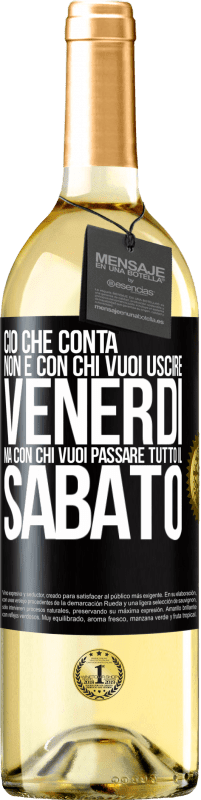 29,95 € Spedizione Gratuita | Vino bianco Edizione WHITE Ciò che conta non è con chi vuoi uscire venerdì, ma con chi vuoi passare tutto il sabato Etichetta Nera. Etichetta personalizzabile Vino giovane Raccogliere 2024 Verdejo