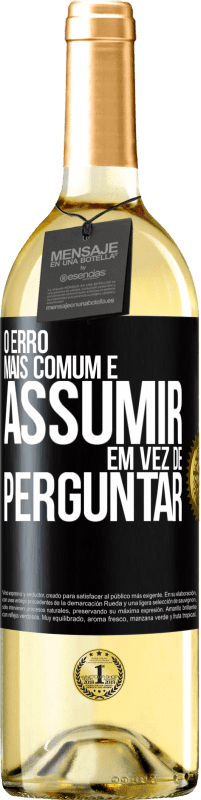 29,95 € Envio grátis | Vinho branco Edição WHITE O erro mais comum é assumir, em vez de perguntar Etiqueta Preta. Etiqueta personalizável Vinho jovem Colheita 2024 Verdejo