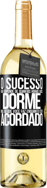 29,95 € Envio grátis | Vinho branco Edição WHITE O sucesso não depende de quantas horas você dorme, mas do que você faz enquanto está acordado Etiqueta Preta. Etiqueta personalizável Vinho jovem Colheita 2024 Verdejo