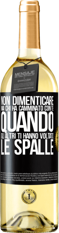 29,95 € Spedizione Gratuita | Vino bianco Edizione WHITE Non dimenticare mai chi ha camminato con te quando gli altri ti hanno voltato le spalle Etichetta Nera. Etichetta personalizzabile Vino giovane Raccogliere 2024 Verdejo