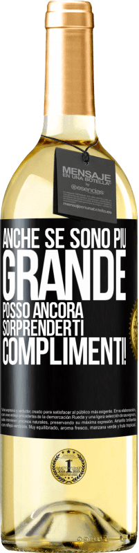 29,95 € Spedizione Gratuita | Vino bianco Edizione WHITE Anche se sono più grande, posso ancora sorprenderti. Complimenti! Etichetta Nera. Etichetta personalizzabile Vino giovane Raccogliere 2024 Verdejo