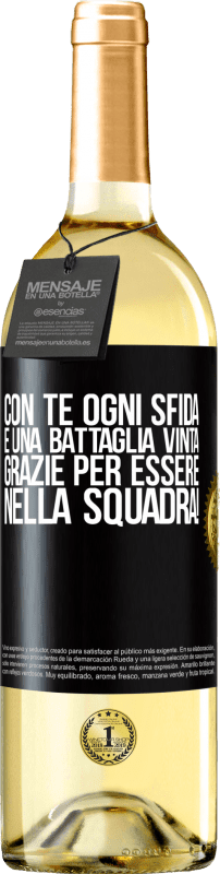 29,95 € Spedizione Gratuita | Vino bianco Edizione WHITE Con te ogni sfida è una battaglia vinta. Grazie per essere nella squadra! Etichetta Nera. Etichetta personalizzabile Vino giovane Raccogliere 2025 Verdejo