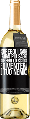 29,95 € Spedizione Gratuita | Vino bianco Edizione WHITE Correggi i saggi e farai più saggio, correggi lo sciocco e diventerai il tuo nemico Etichetta Nera. Etichetta personalizzabile Vino giovane Raccogliere 2024 Verdejo