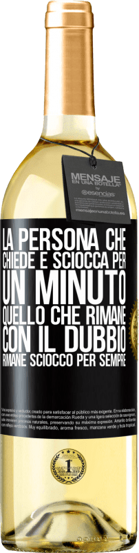 29,95 € Spedizione Gratuita | Vino bianco Edizione WHITE La persona che chiede è sciocca per un minuto. Quello che rimane con il dubbio, rimane sciocco per sempre Etichetta Nera. Etichetta personalizzabile Vino giovane Raccogliere 2024 Verdejo