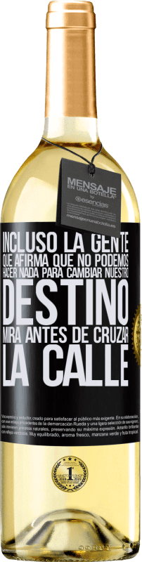 29,95 € Envío gratis | Vino Blanco Edición WHITE Incluso la gente que afirma que no podemos hacer nada para cambiar nuestro destino, mira antes de cruzar la calle Etiqueta Negra. Etiqueta personalizable Vino joven Cosecha 2024 Verdejo