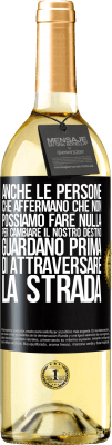 29,95 € Spedizione Gratuita | Vino bianco Edizione WHITE Anche le persone che affermano che non possiamo fare nulla per cambiare il nostro destino, guardano prima di attraversare la Etichetta Nera. Etichetta personalizzabile Vino giovane Raccogliere 2023 Verdejo