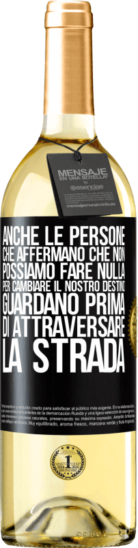 29,95 € Spedizione Gratuita | Vino bianco Edizione WHITE Anche le persone che affermano che non possiamo fare nulla per cambiare il nostro destino, guardano prima di attraversare la Etichetta Nera. Etichetta personalizzabile Vino giovane Raccogliere 2024 Verdejo