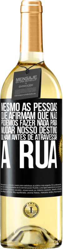 29,95 € Envio grátis | Vinho branco Edição WHITE Mesmo as pessoas que afirmam que não podemos fazer nada para mudar nosso destino, olham antes de atravessar a rua Etiqueta Preta. Etiqueta personalizável Vinho jovem Colheita 2024 Verdejo