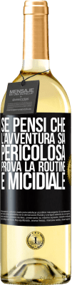 29,95 € Spedizione Gratuita | Vino bianco Edizione WHITE Se pensi che l'avventura sia pericolosa, prova la routine. È micidiale Etichetta Nera. Etichetta personalizzabile Vino giovane Raccogliere 2023 Verdejo