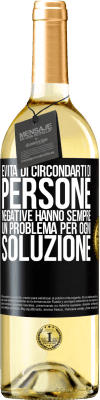 29,95 € Spedizione Gratuita | Vino bianco Edizione WHITE Evita di circondarti di persone negative. Hanno sempre un problema per ogni soluzione Etichetta Nera. Etichetta personalizzabile Vino giovane Raccogliere 2024 Verdejo