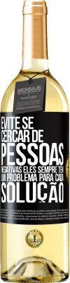 29,95 € Envio grátis | Vinho branco Edição WHITE Evite se cercar de pessoas negativas. Eles sempre têm um problema para cada solução Etiqueta Preta. Etiqueta personalizável Vinho jovem Colheita 2024 Verdejo