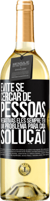 29,95 € Envio grátis | Vinho branco Edição WHITE Evite se cercar de pessoas negativas. Eles sempre têm um problema para cada solução Etiqueta Preta. Etiqueta personalizável Vinho jovem Colheita 2025 Verdejo