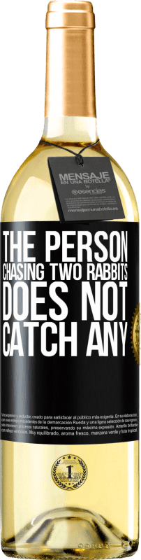 29,95 € Бесплатная доставка | Белое вино Издание WHITE Человек, преследующий двух кроликов, не ловит ни одного Черная метка. Настраиваемая этикетка Молодое вино Урожай 2023 Verdejo