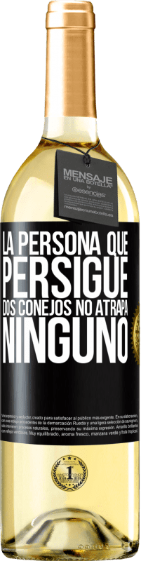 29,95 € Envío gratis | Vino Blanco Edición WHITE La persona que persigue dos conejos no atrapa ninguno Etiqueta Negra. Etiqueta personalizable Vino joven Cosecha 2024 Verdejo