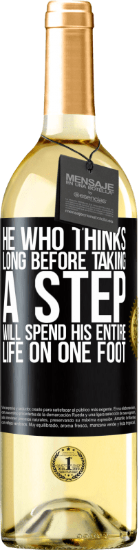 29,95 € Бесплатная доставка | Белое вино Издание WHITE Тот, кто долго думает, прежде чем сделать шаг, всю свою жизнь проведет на одной ноге Черная метка. Настраиваемая этикетка Молодое вино Урожай 2023 Verdejo