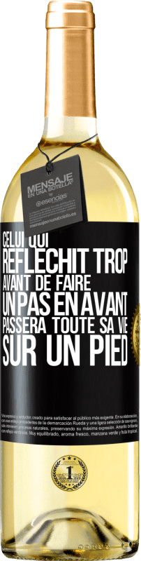 29,95 € Envoi gratuit | Vin blanc Édition WHITE Celui qui réfléchit trop avant de faire un pas en avant passera toute sa vie sur un pied Étiquette Noire. Étiquette personnalisable Vin jeune Récolte 2024 Verdejo