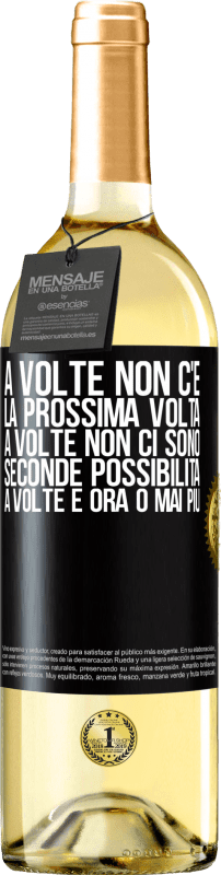 29,95 € Spedizione Gratuita | Vino bianco Edizione WHITE A volte non c'è la prossima volta. A volte non ci sono seconde possibilità. A volte è ora o mai più Etichetta Nera. Etichetta personalizzabile Vino giovane Raccogliere 2023 Verdejo