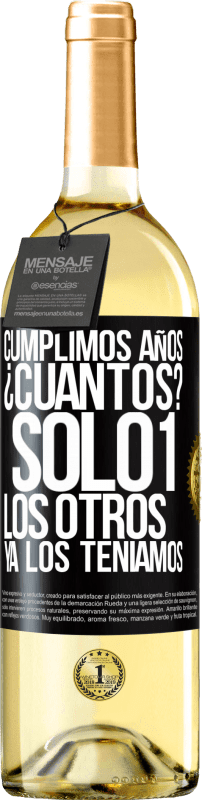 29,95 € Envío gratis | Vino Blanco Edición WHITE Cumplimos años. ¿Cuantos? sólo 1. Los otros ya los teníamos Etiqueta Negra. Etiqueta personalizable Vino joven Cosecha 2024 Verdejo