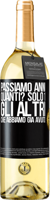 29,95 € Spedizione Gratuita | Vino bianco Edizione WHITE Passiamo anni. Quanti? solo 1. Gli altri che abbiamo già avuto Etichetta Nera. Etichetta personalizzabile Vino giovane Raccogliere 2024 Verdejo