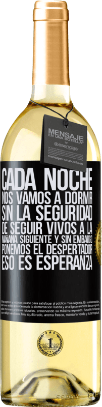 29,95 € Envío gratis | Vino Blanco Edición WHITE Cada noche nos vamos a dormir sin la seguridad de seguir vivos a la mañana siguiente y, sin embargo, ponemos el despertador Etiqueta Negra. Etiqueta personalizable Vino joven Cosecha 2024 Verdejo