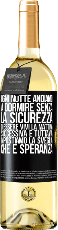 29,95 € Spedizione Gratuita | Vino bianco Edizione WHITE Ogni notte andiamo a dormire senza la sicurezza di essere vivi la mattina successiva e tuttavia impostiamo la sveglia. CHE È Etichetta Nera. Etichetta personalizzabile Vino giovane Raccogliere 2024 Verdejo