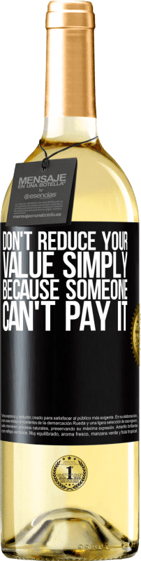 29,95 € Бесплатная доставка | Белое вино Издание WHITE Не уменьшайте свою ценность просто потому, что кто-то не может ее заплатить Черная метка. Настраиваемая этикетка Молодое вино Урожай 2023 Verdejo