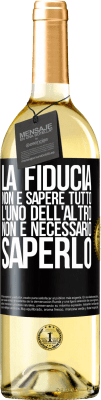 29,95 € Spedizione Gratuita | Vino bianco Edizione WHITE La fiducia non è sapere tutto l'uno dell'altro. Non è necessario saperlo Etichetta Nera. Etichetta personalizzabile Vino giovane Raccogliere 2023 Verdejo