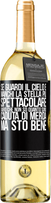 29,95 € Spedizione Gratuita | Vino bianco Edizione WHITE Se guardi il cielo e manchi la stella più spettacolare, giuro che non so quanto sono caduta di merda, ma sto bene Etichetta Nera. Etichetta personalizzabile Vino giovane Raccogliere 2024 Verdejo