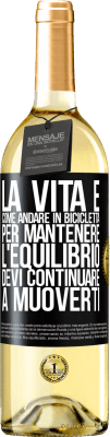 29,95 € Spedizione Gratuita | Vino bianco Edizione WHITE La vita è come andare in bicicletta. Per mantenere l'equilibrio devi continuare a muoverti Etichetta Nera. Etichetta personalizzabile Vino giovane Raccogliere 2024 Verdejo