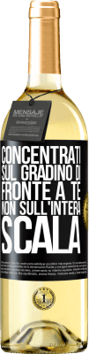 29,95 € Spedizione Gratuita | Vino bianco Edizione WHITE Concentrati sul gradino di fronte a te, non sull'intera scala Etichetta Nera. Etichetta personalizzabile Vino giovane Raccogliere 2024 Verdejo