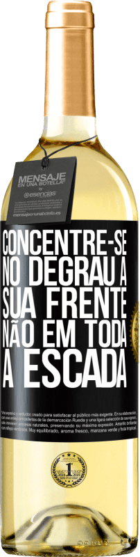 29,95 € Envio grátis | Vinho branco Edição WHITE Concentre-se no degrau à sua frente, não em toda a escada Etiqueta Preta. Etiqueta personalizável Vinho jovem Colheita 2024 Verdejo