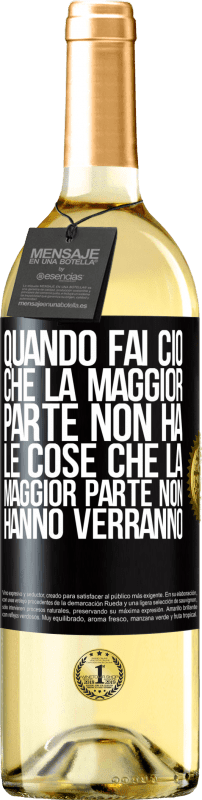 29,95 € Spedizione Gratuita | Vino bianco Edizione WHITE Quando fai ciò che la maggior parte non ha, le cose che la maggior parte non hanno verranno Etichetta Nera. Etichetta personalizzabile Vino giovane Raccogliere 2024 Verdejo