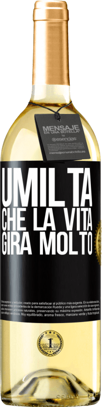 29,95 € Spedizione Gratuita | Vino bianco Edizione WHITE Umiltà, che la vita gira molto Etichetta Nera. Etichetta personalizzabile Vino giovane Raccogliere 2024 Verdejo