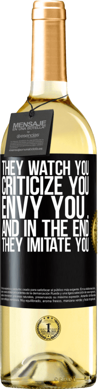 29,95 € Бесплатная доставка | Белое вино Издание WHITE Они следят за тобой, критикуют тебя, завидуют тебе ... и, в конце концов, они подражают тебе Черная метка. Настраиваемая этикетка Молодое вино Урожай 2023 Verdejo