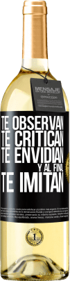 29,95 € Envío gratis | Vino Blanco Edición WHITE Te observan, te critican, te envidian… y al final, te imitan Etiqueta Negra. Etiqueta personalizable Vino joven Cosecha 2024 Verdejo